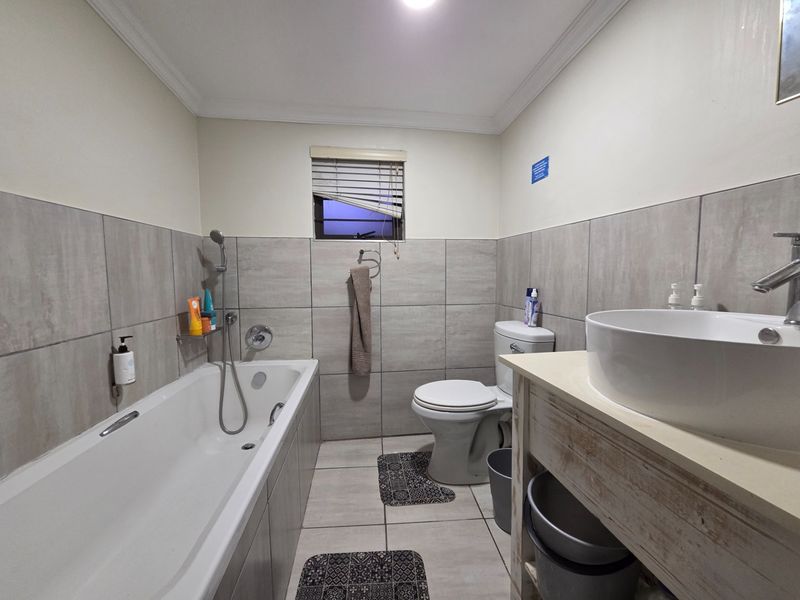 Convenient Beachside Getaway - Photo 10