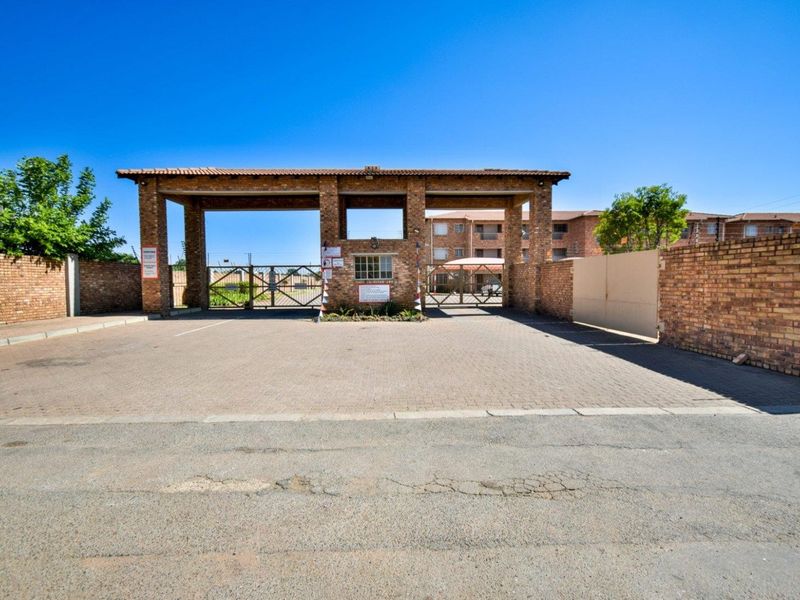 Apartment For Sale in Hughes, Boksburg - Photo 1
