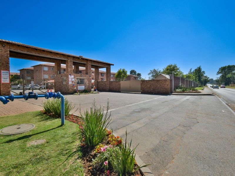 Apartment For Sale in Hughes, Boksburg - Photo 2