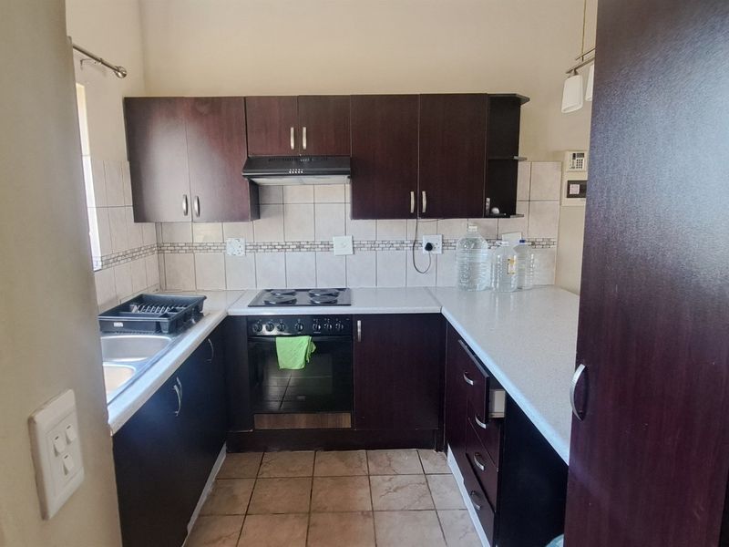 2-Bedroom Apartment to Rent in Senator Park, White River - Photo 3