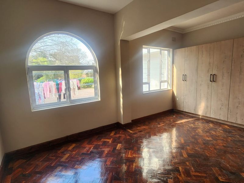 Elegant Family Home to Let in Westdene - Photo 9