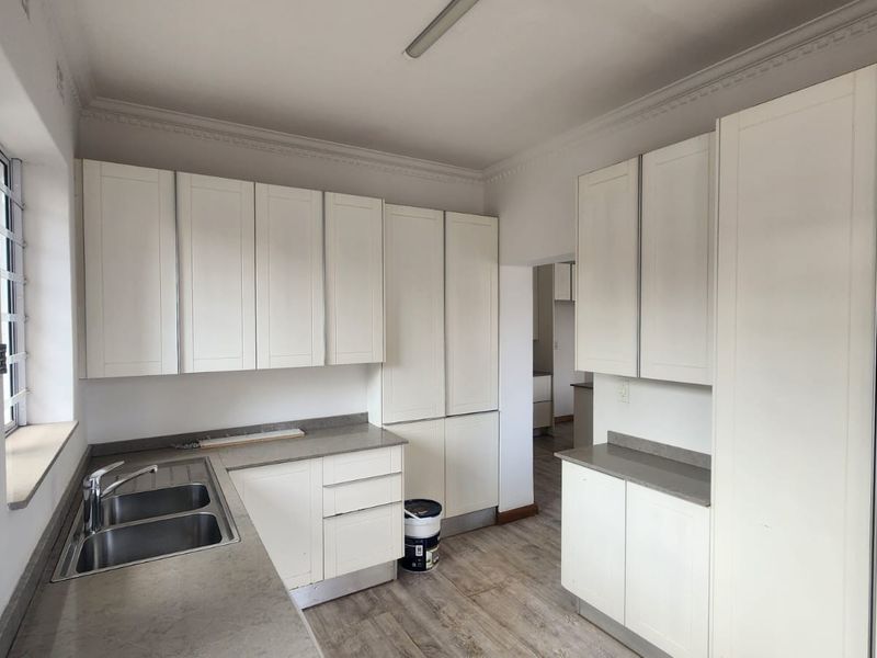 Elegant Family Home to Let in Westdene - Photo 4