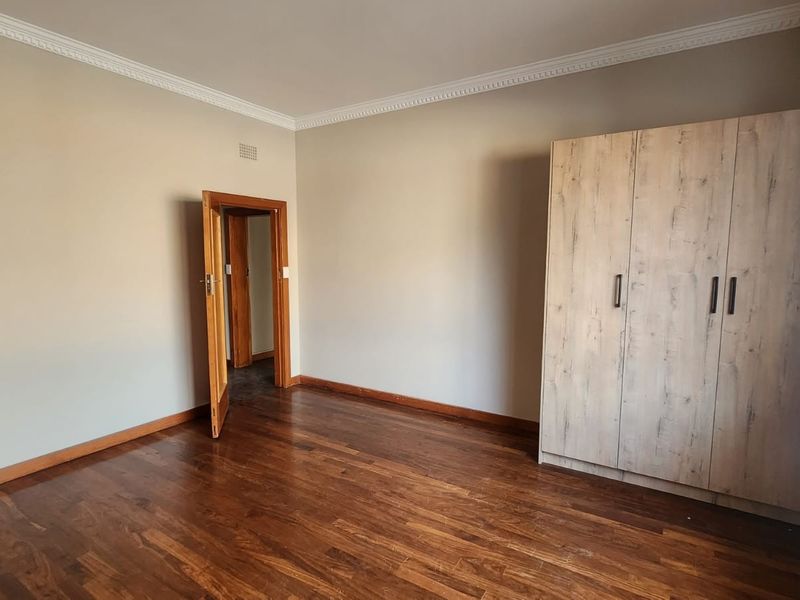 Elegant Family Home to Let in Westdene - Photo 10