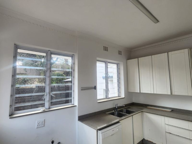 Elegant Family Home to Let in Westdene - Photo 3