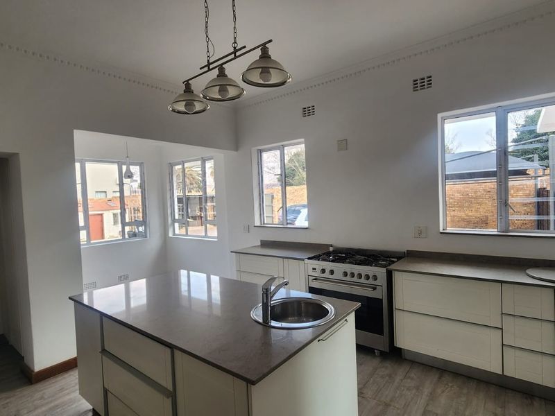 Elegant Family Home to Let in Westdene - Photo 2