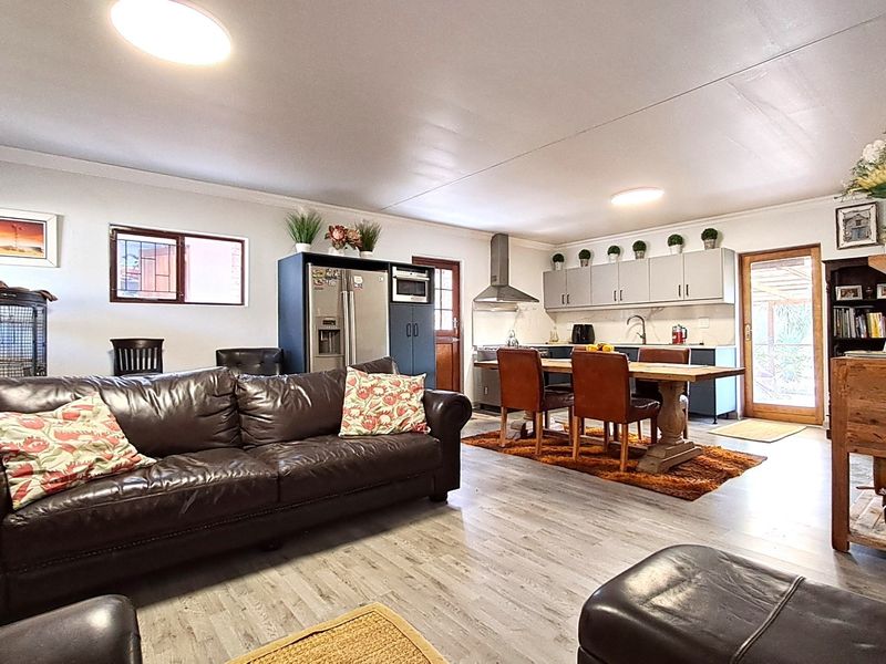 Three-bedroom house in Twee Rivieren, George - Photo 6