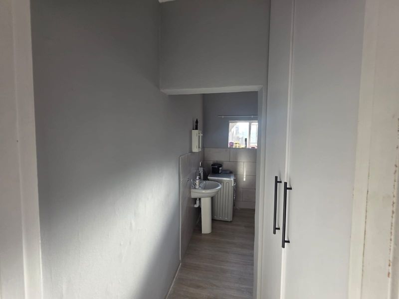 Modern 1 Bedroom Apartment for Sale - Photo 8
