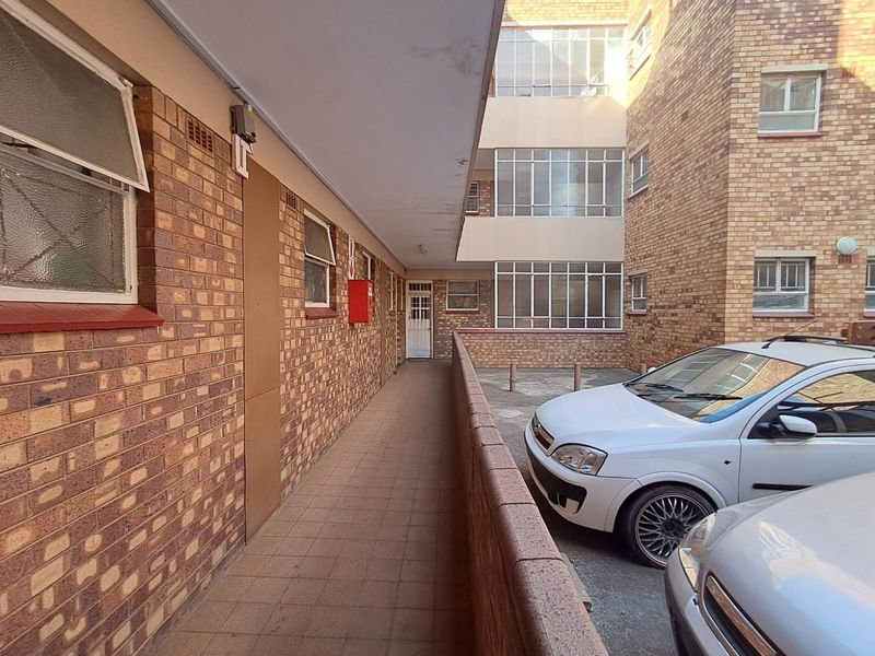 Flat apartment For Sale in Bellevue, Johannesburg - Photo 2