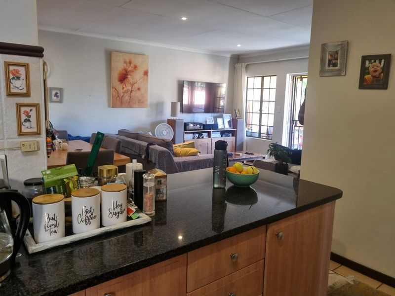 2 Bedroom 2 Bathroom Townhouse  with double garageTo Rent in Equestria Pretoria Gauteng - Photo 7
