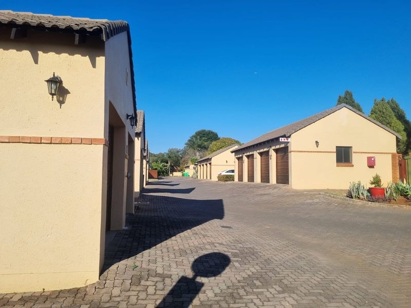 2 Bedroom 2 Bathroom Townhouse  with double garageTo Rent in Equestria Pretoria Gauteng - Photo 3