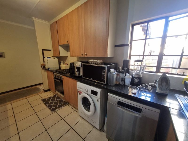 2 Bedroom 2 Bathroom Townhouse  with double garageTo Rent in Equestria Pretoria Gauteng - Photo 9