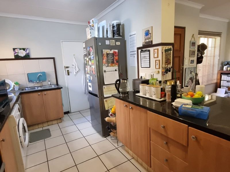 2 Bedroom 2 Bathroom Townhouse  with double garageTo Rent in Equestria Pretoria Gauteng - Photo 8
