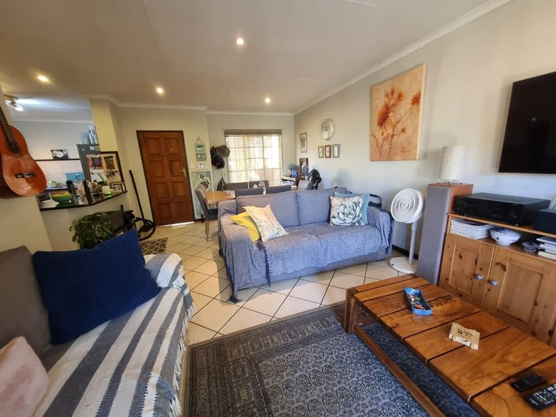 2 Bedroom 2 Bathroom Townhouse  with double garageTo Rent in Equestria Pretoria Gauteng - Photo 6