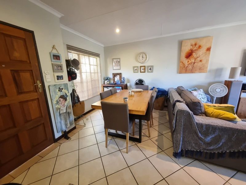2 Bedroom 2 Bathroom Townhouse  with double garageTo Rent in Equestria Pretoria Gauteng - Photo 5