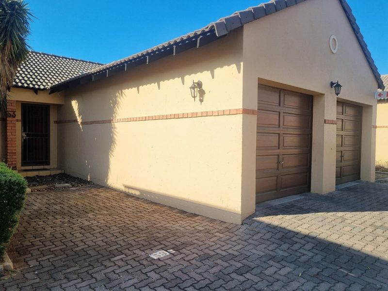 2 Bedroom 2 Bathroom Townhouse  with double garageTo Rent in Equestria Pretoria Gauteng - Photo 2