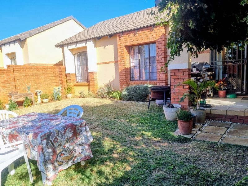 2 Bedroom 2 Bathroom Townhouse  with double garageTo Rent in Equestria Pretoria Gauteng - Photo 1