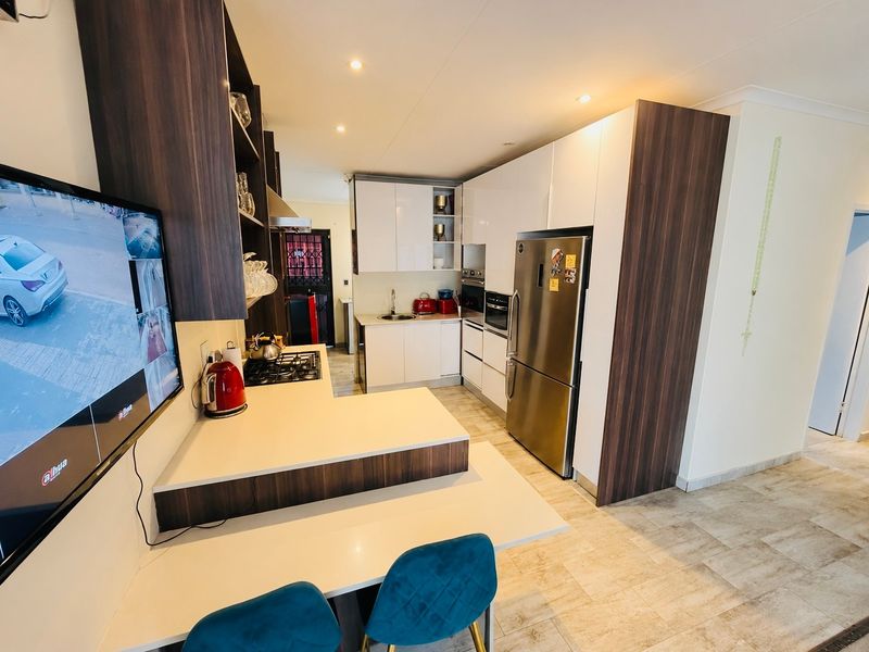 3 Bedroom House For Sale in The Orchards, Akasia - Photo 8