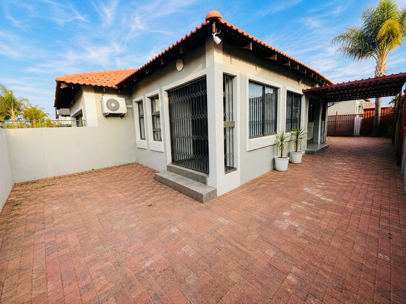 3 Bedroom House For Sale in The Orchards, Akasia - Photo 2