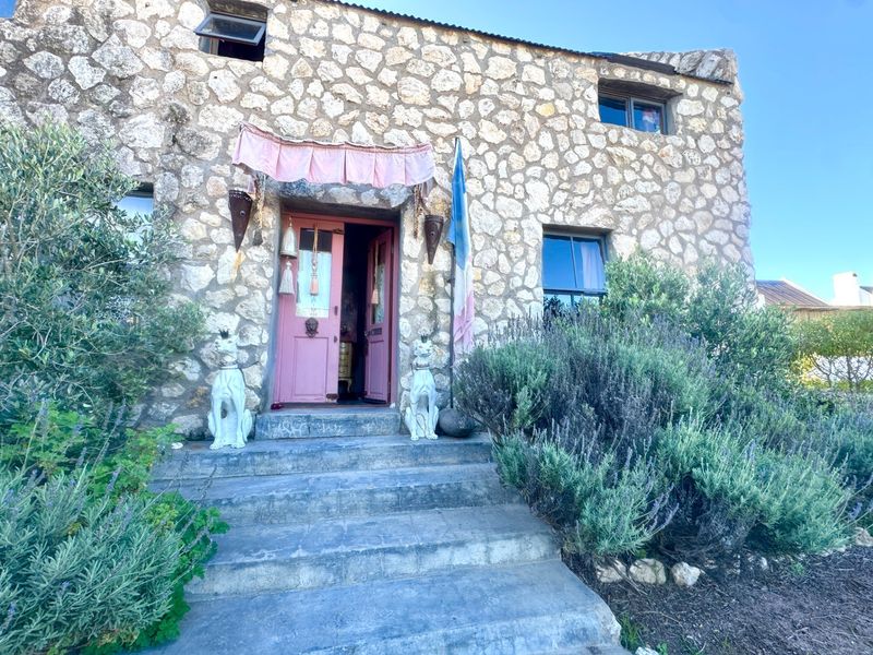 A Home Unlike Any Other - A Living Work of Art in Jacobsbaai in Jacobsbaai - Photo 2