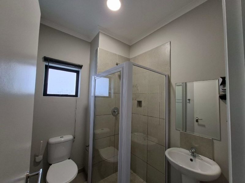 First Floor Modern Apartment To Rent in Waterfall, Hillcrest, KwaZulu Natal - Photo 5