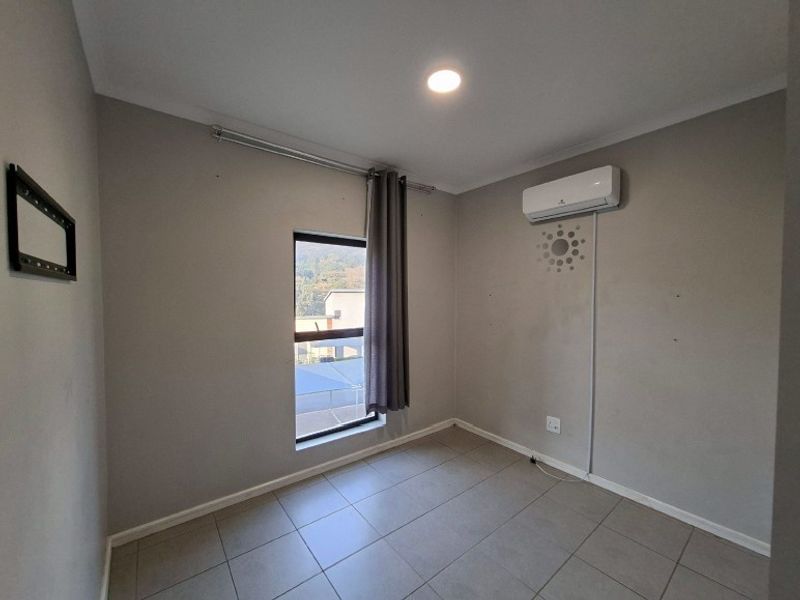 First Floor Modern Apartment To Rent in Waterfall, Hillcrest, KwaZulu Natal - Photo 4