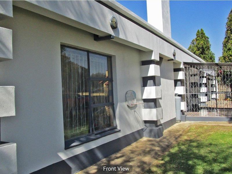 House For Sale in Mackenzie Park, Benoni - Photo 2