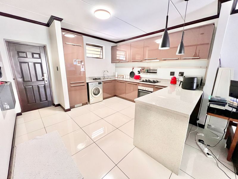 Spacious First Floor Apartment To Rent in Carlswald, Midrand - Photo 9