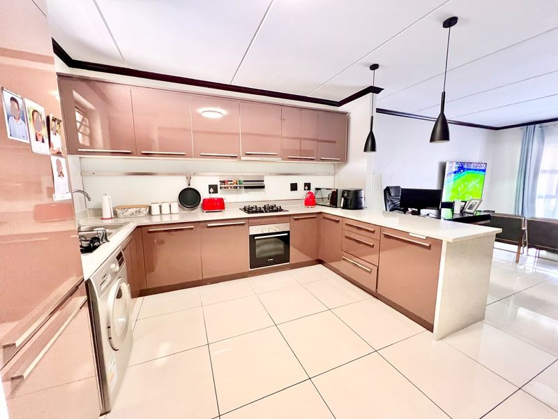 Spacious First Floor Apartment To Rent in Carlswald, Midrand - Photo 2