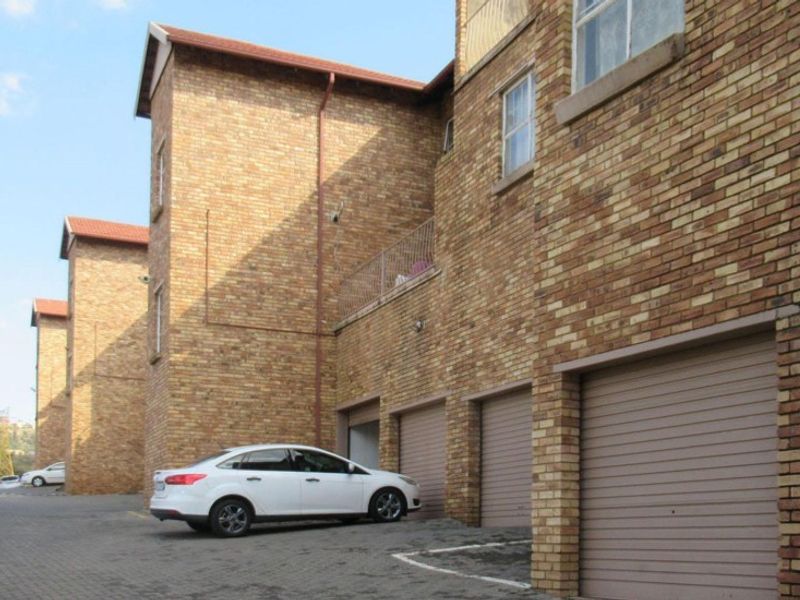 Apartment For Sale in Helderkruin View, Helderkruin, Roodepoort - Photo 1