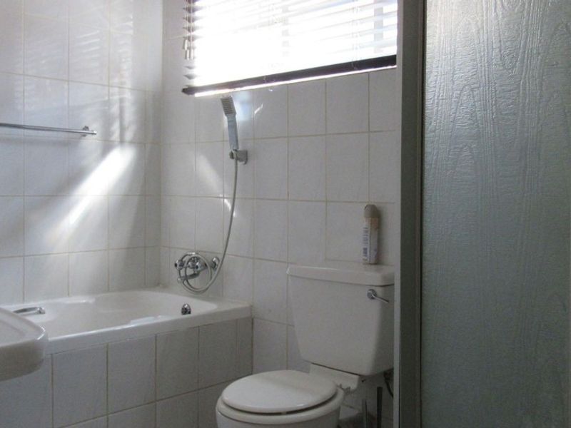 Apartment For Sale in Helderkruin View, Helderkruin, Roodepoort - Photo 4