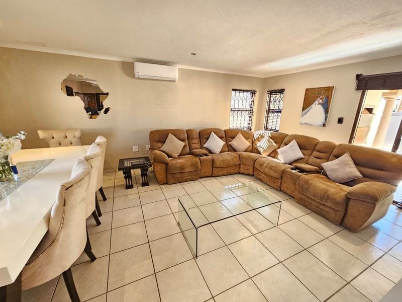Spacious 3 Bedroom Family Home with Pool To Rent in Pomona, Kempton Park - Photo 9