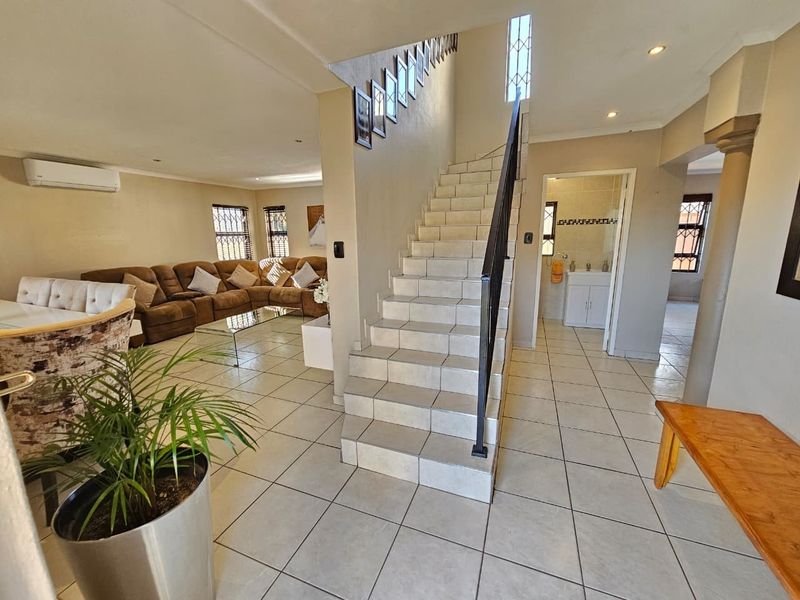 Spacious 3 Bedroom Family Home with Pool To Rent in Pomona, Kempton Park - Photo 8