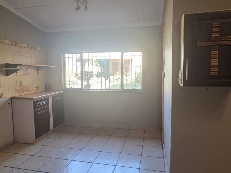 Spacious Family Home in Rietkol AH - Photo 4