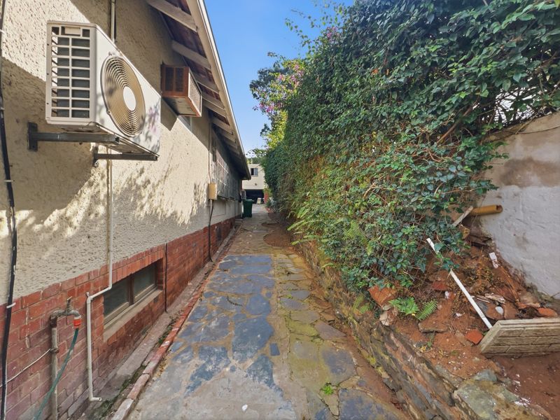 3-bedroom house with 2 flatlets for sale in Glenwood, Durban - Photo 5