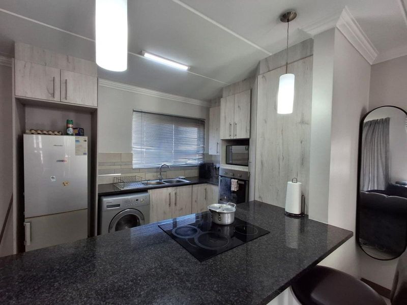 Modern 2 Bedroom, 2 Bathroom Apartment for Sale - Photo 3