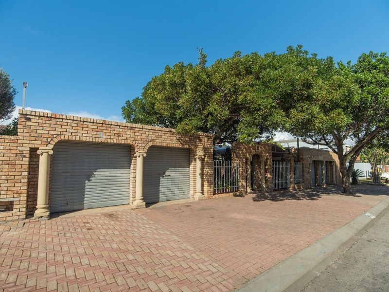 BLUEWATER BAY INCOME GENERATING GEM! 6 BEDROOMS | ESTABLISHED GUESTHOUSE | DUAL LIVING! - Photo 2