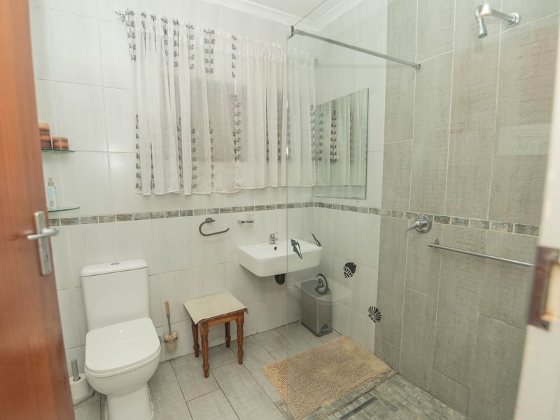 BLUEWATER BAY INCOME GENERATING GEM! 6 BEDROOMS | ESTABLISHED GUESTHOUSE | DUAL LIVING! - Photo 7