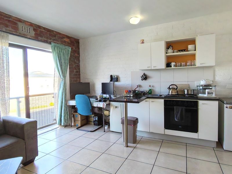 Prime First Floor 1-Bedroom Apartment in Sought-After Palm Springs, Brooklyn, Cape Town - Photo 2