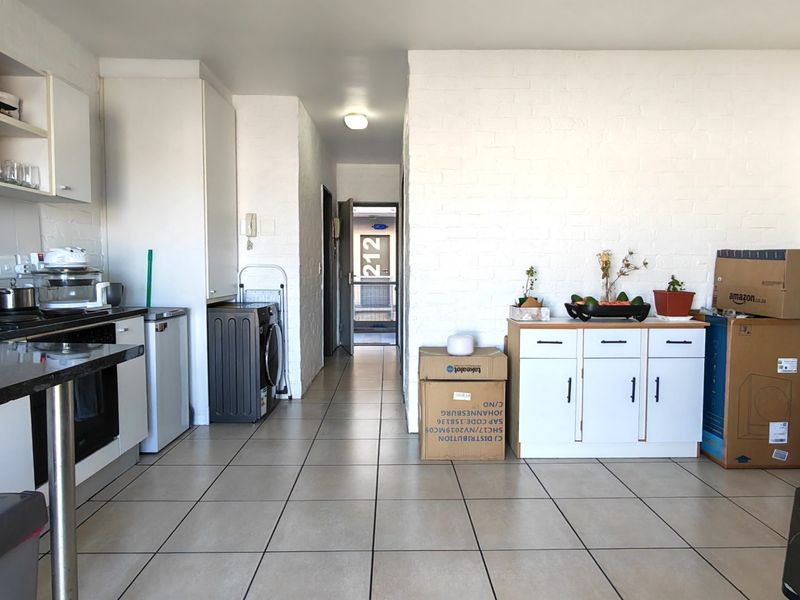Prime First Floor 1-Bedroom Apartment in Sought-After Palm Springs, Brooklyn, Cape Town - Photo 5