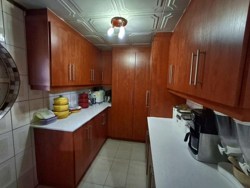 Spacious 3 Bedroom Home with Separate 2 Bedroom Flatlet for Sale in The Reeds - Photo 4