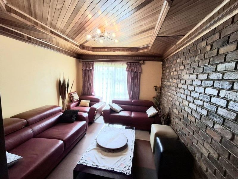 Spacious 3 Bedroom Home with Separate 2 Bedroom Flatlet for Sale in The Reeds - Photo 8