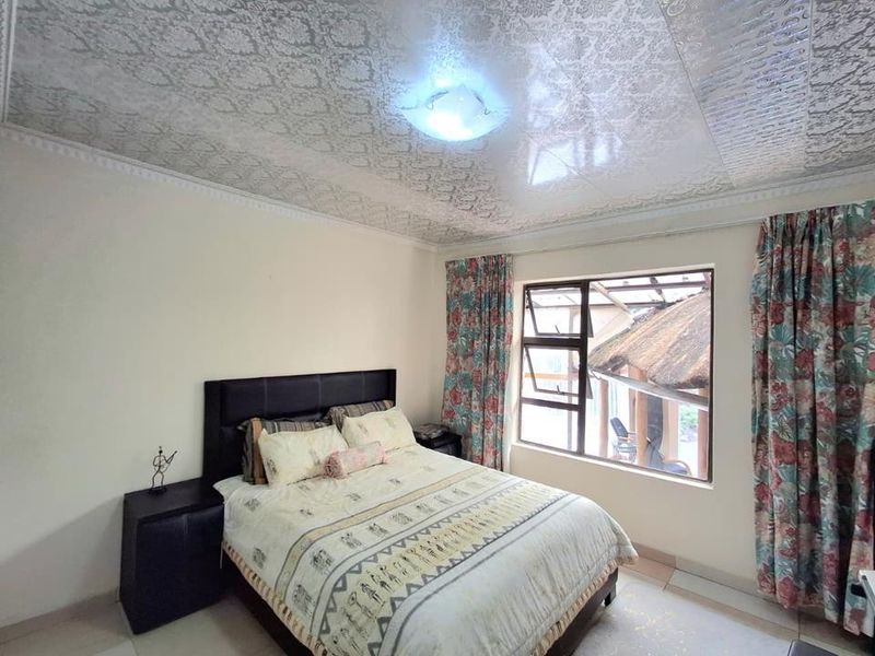 Spacious 3 Bedroom Home with Separate 2 Bedroom Flatlet for Sale in The Reeds - Photo 10
