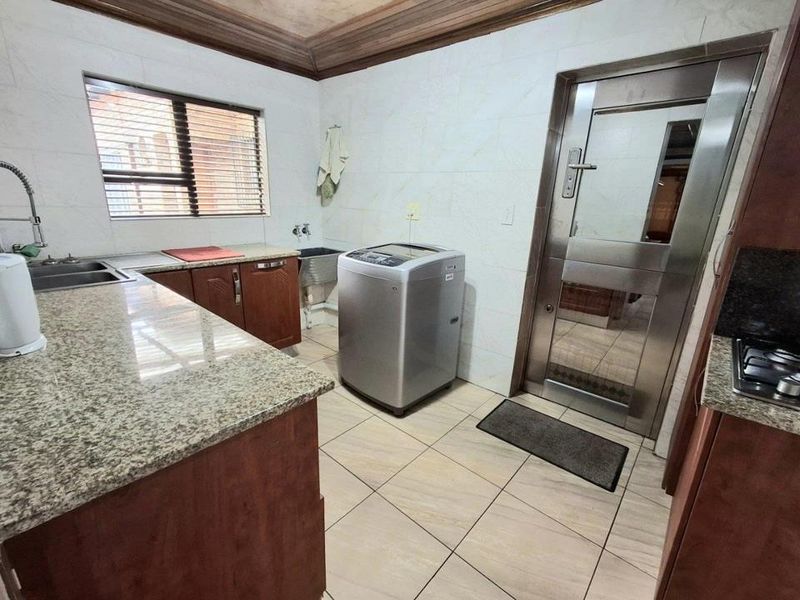 Spacious 3 Bedroom Home with Separate 2 Bedroom Flatlet for Sale in The Reeds - Photo 5
