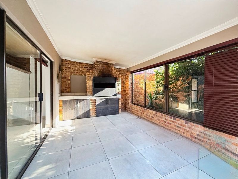 Contemporary Family Living with Exceptional Indoor-Outdoor Appeal - Photo 7