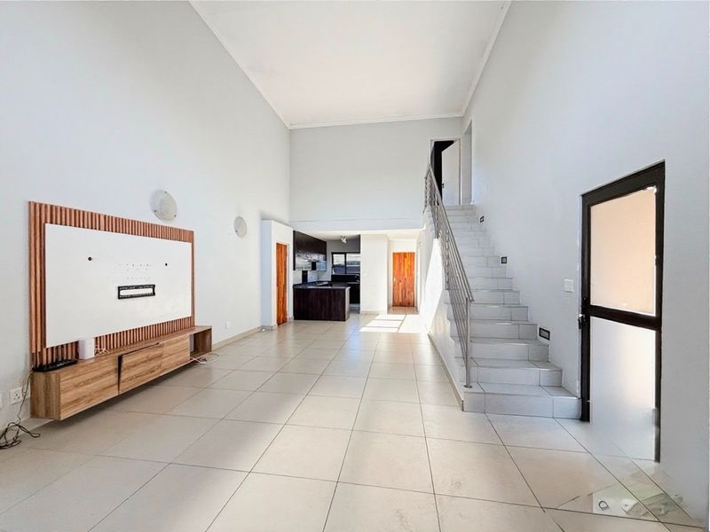 Contemporary Family Living with Exceptional Indoor-Outdoor Appeal - Photo 4