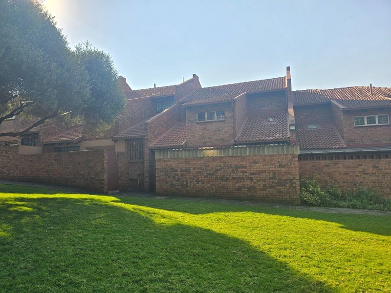 Townhouse For Sale in Garsfontein, Pretoria - Photo 1