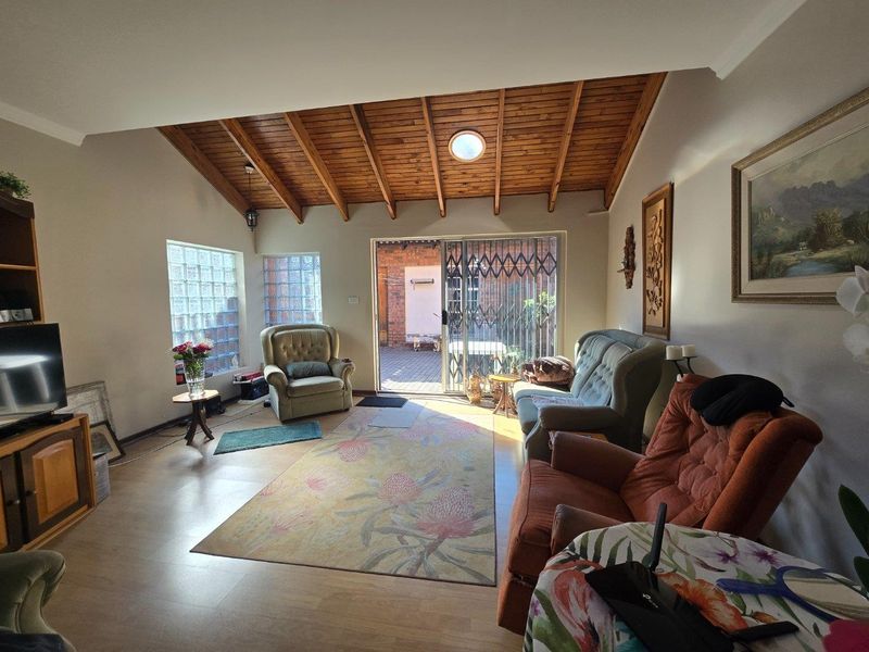 Townhouse For Sale in Garsfontein, Pretoria - Photo 8