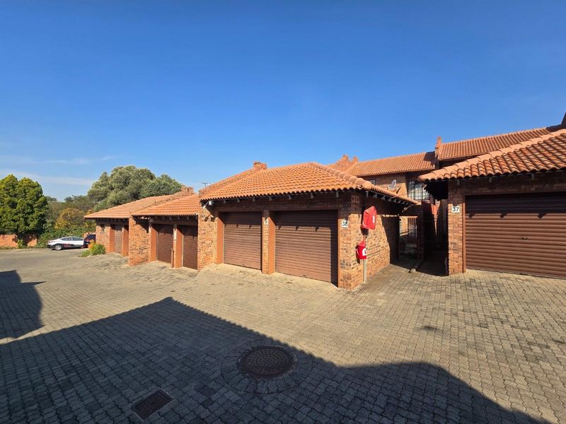 Townhouse For Sale in Garsfontein, Pretoria - Photo 2