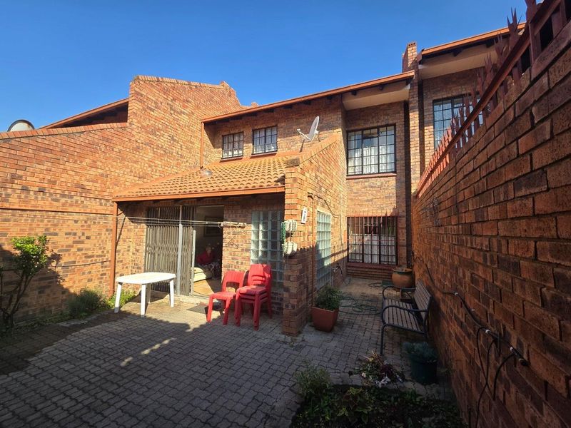 Townhouse For Sale in Garsfontein, Pretoria - Photo 4