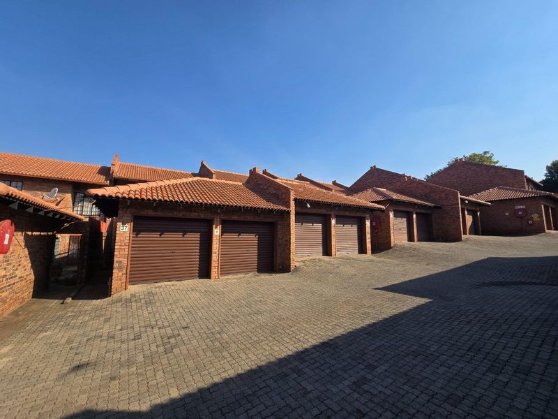 Townhouse For Sale in Garsfontein, Pretoria - Photo 3